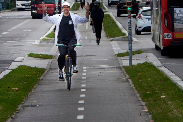 Urban cycle lane separated from city traffic