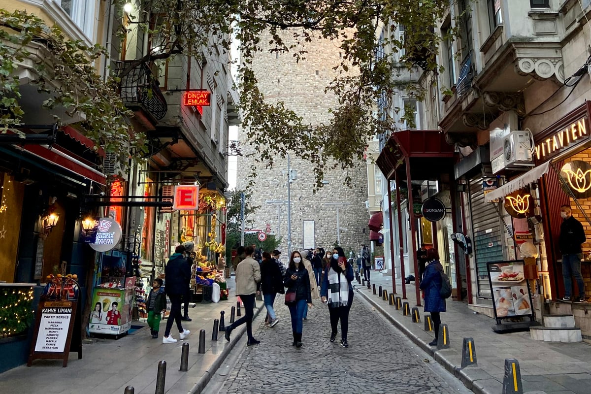 People walking along a city street in Türkiye